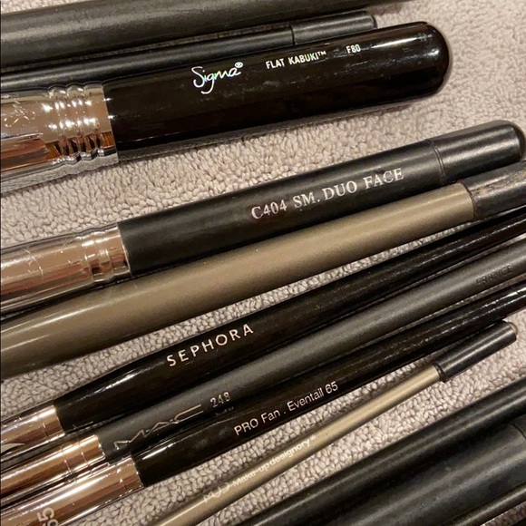 Bundle of face and shadow brushes - Picture 3 of 4